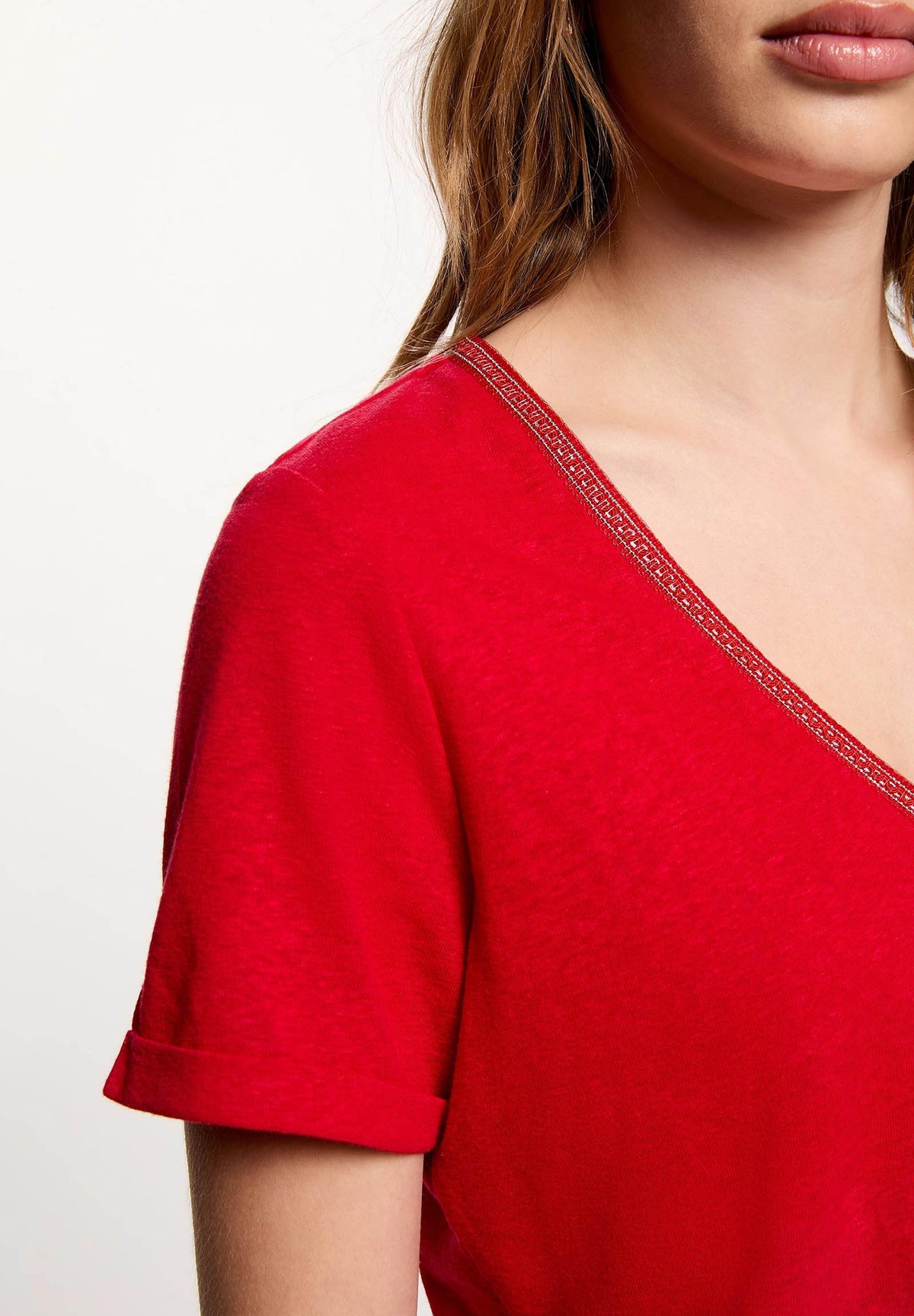 T-shirt con scollo a V a contrasto DAMA