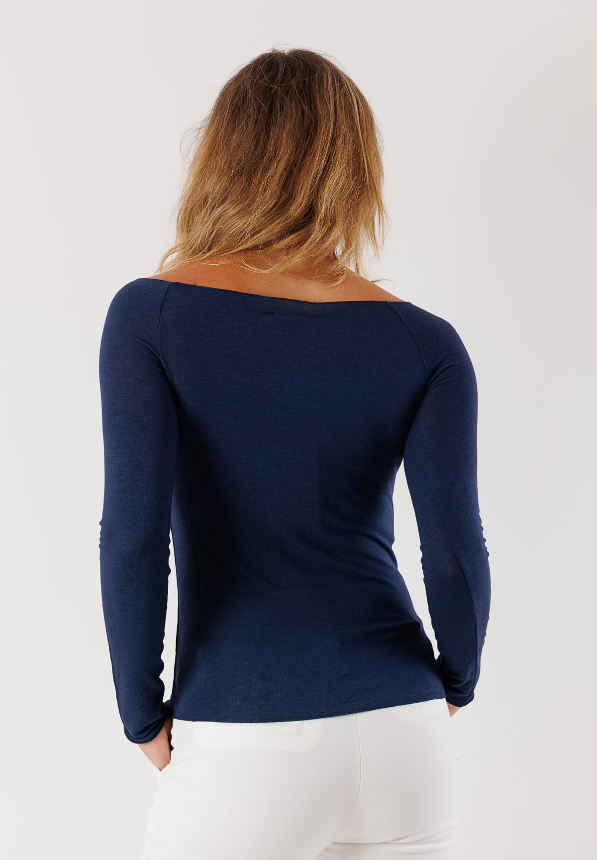 Maglia con spalla scoperta, in viscosa, lana ed elastan MR5002C