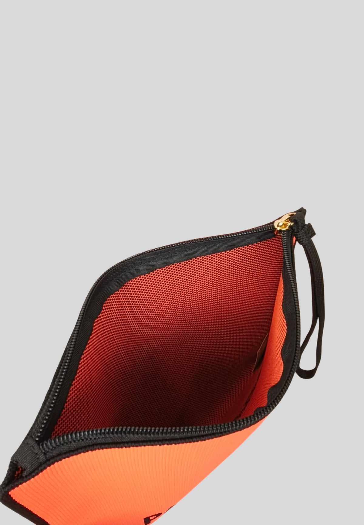 Pochette spaziosa e raffinata 2Q0014