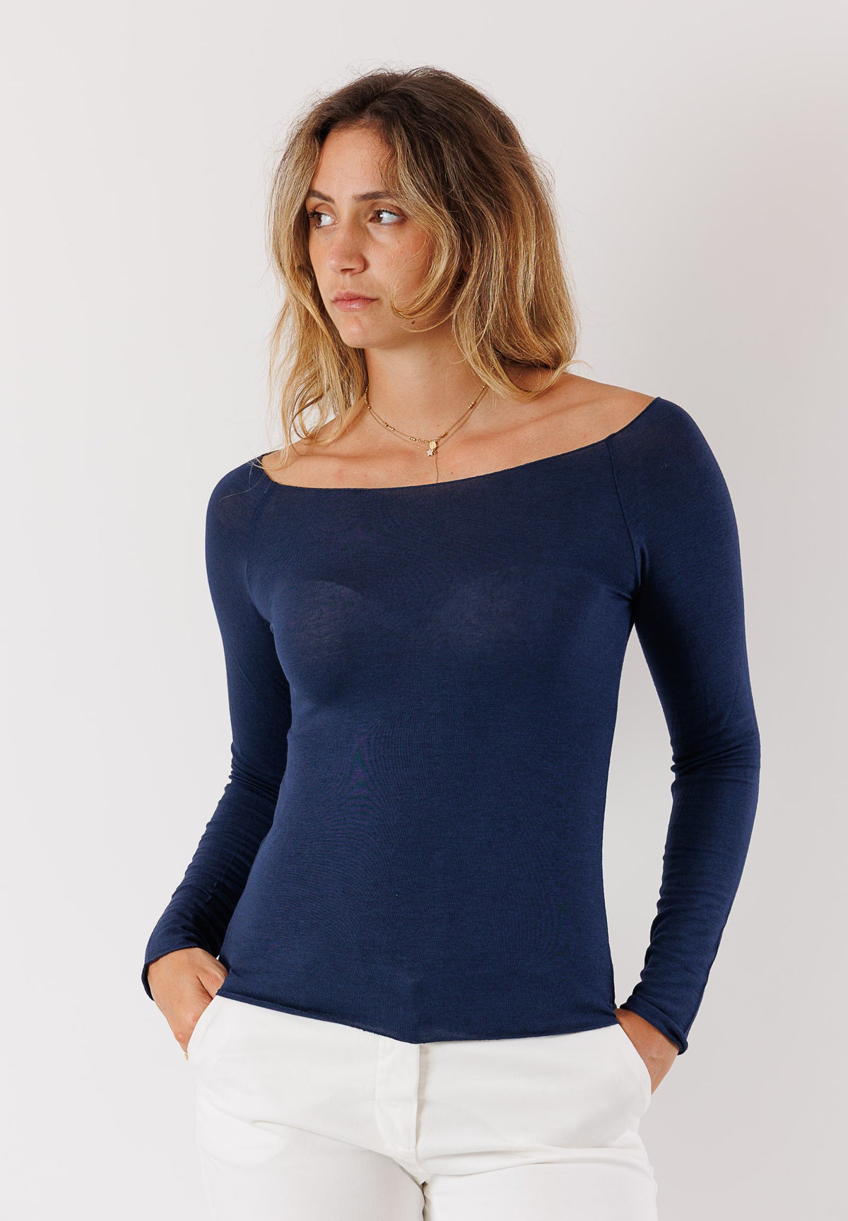 Maglia con spalla scoperta, in viscosa, lana ed elastan MR5002C