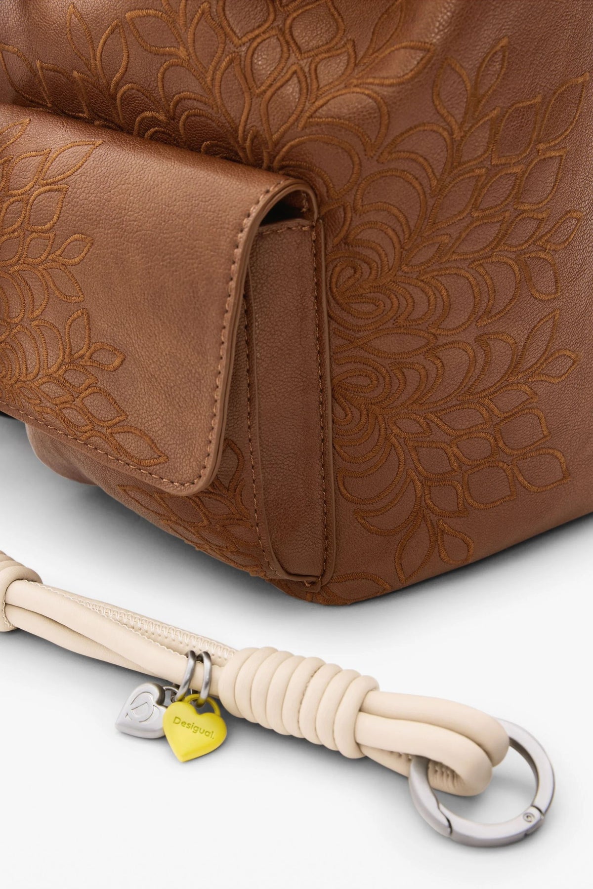 Zaino compatto con ricami 26SAKP39
