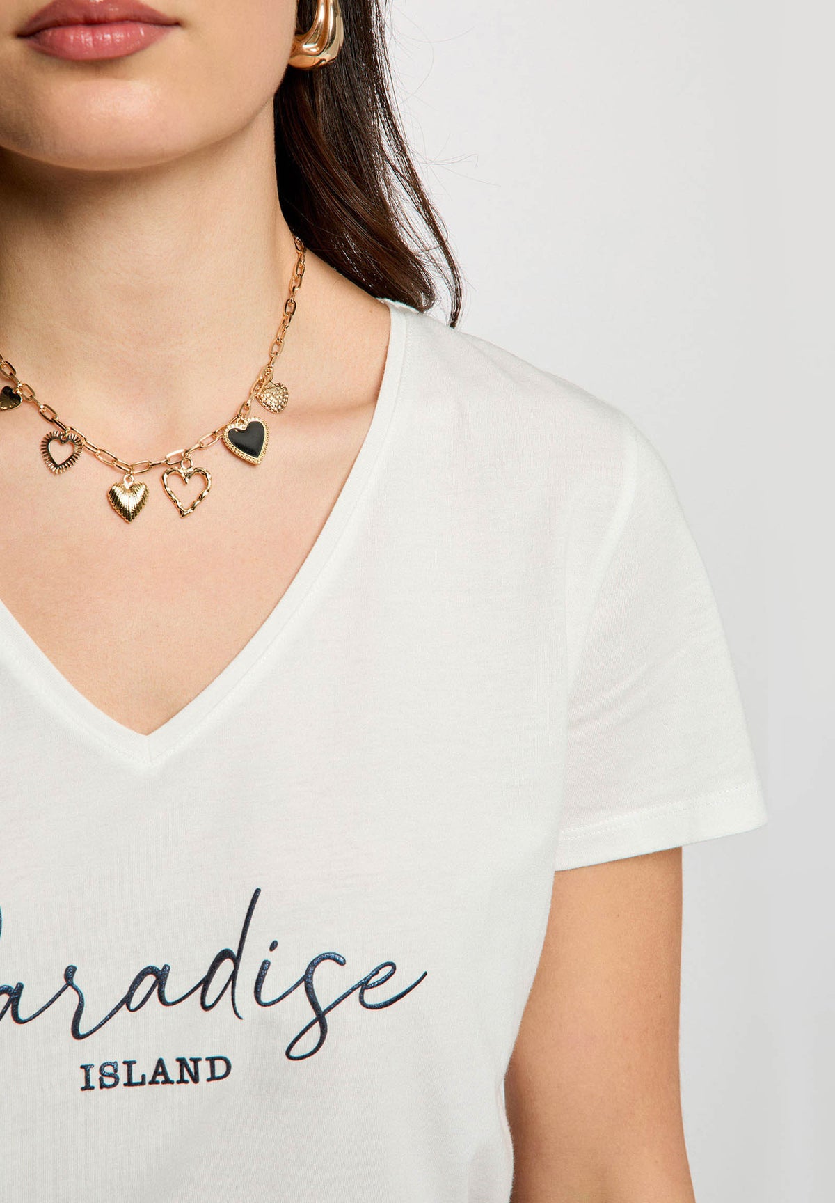 T-shirt scollo a V con scritta Paradise DBEACH