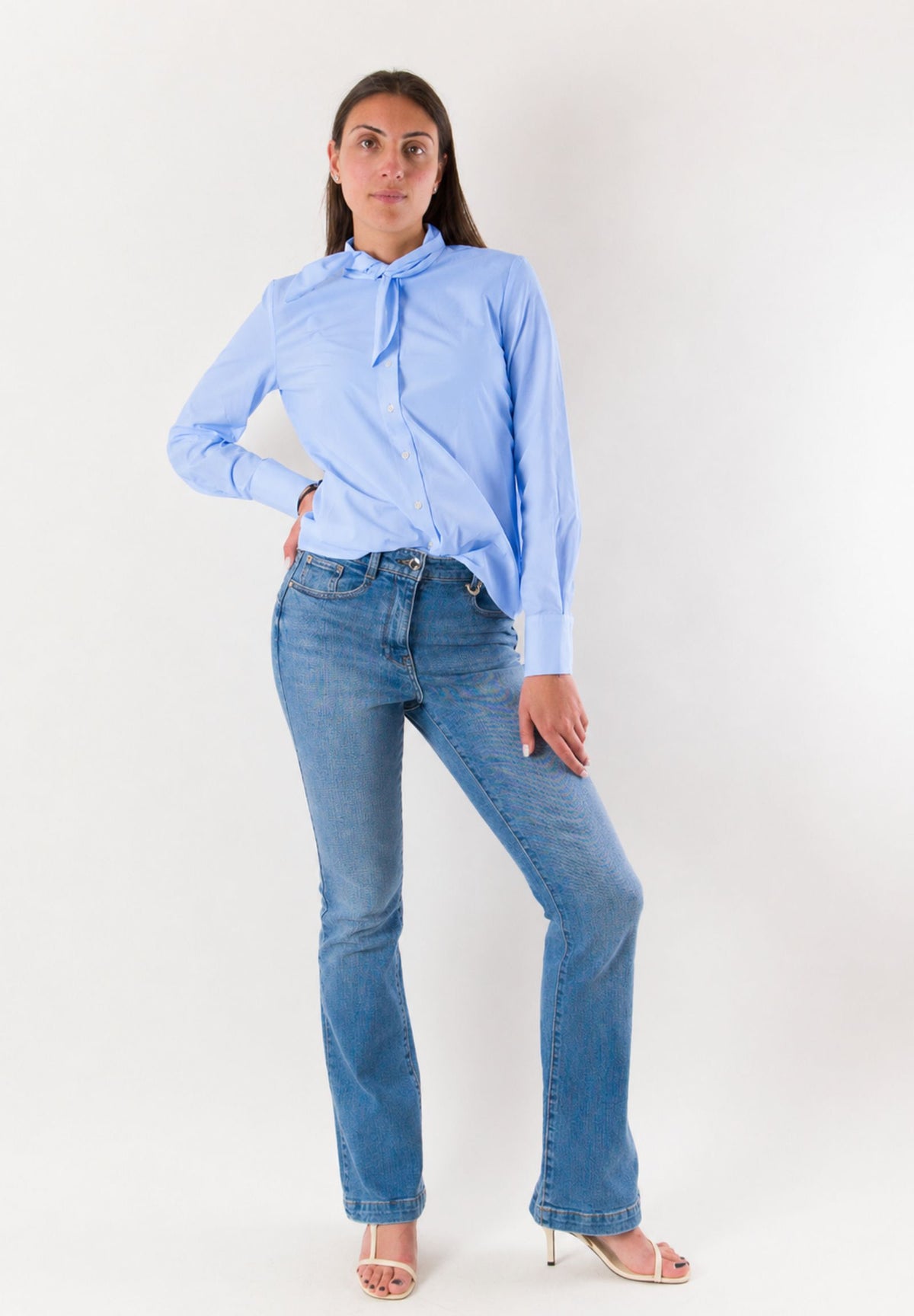 camicia tinta unita con fiocco sul collo RN3000