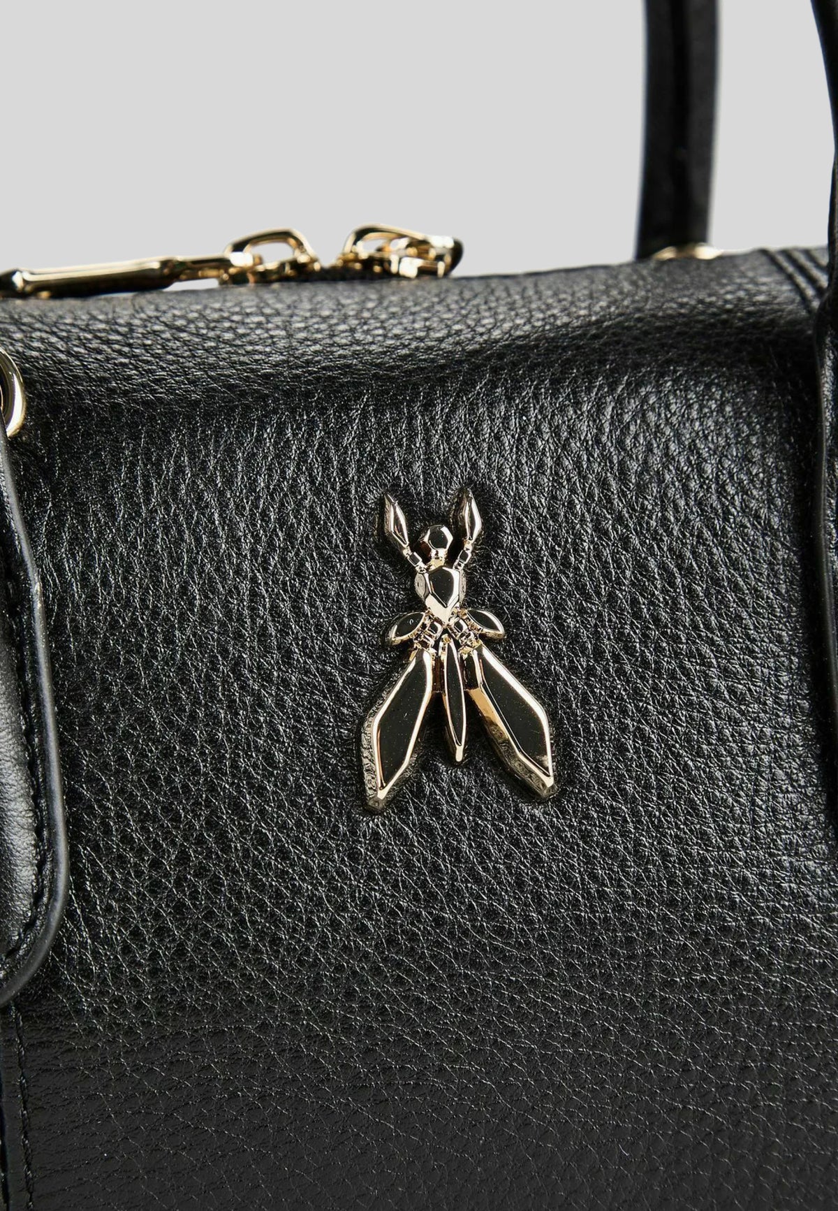 Borsa a Mano Patrizia Pepe in Pelle Nera con Tracolla e Logo Fly 8B0010L162K103