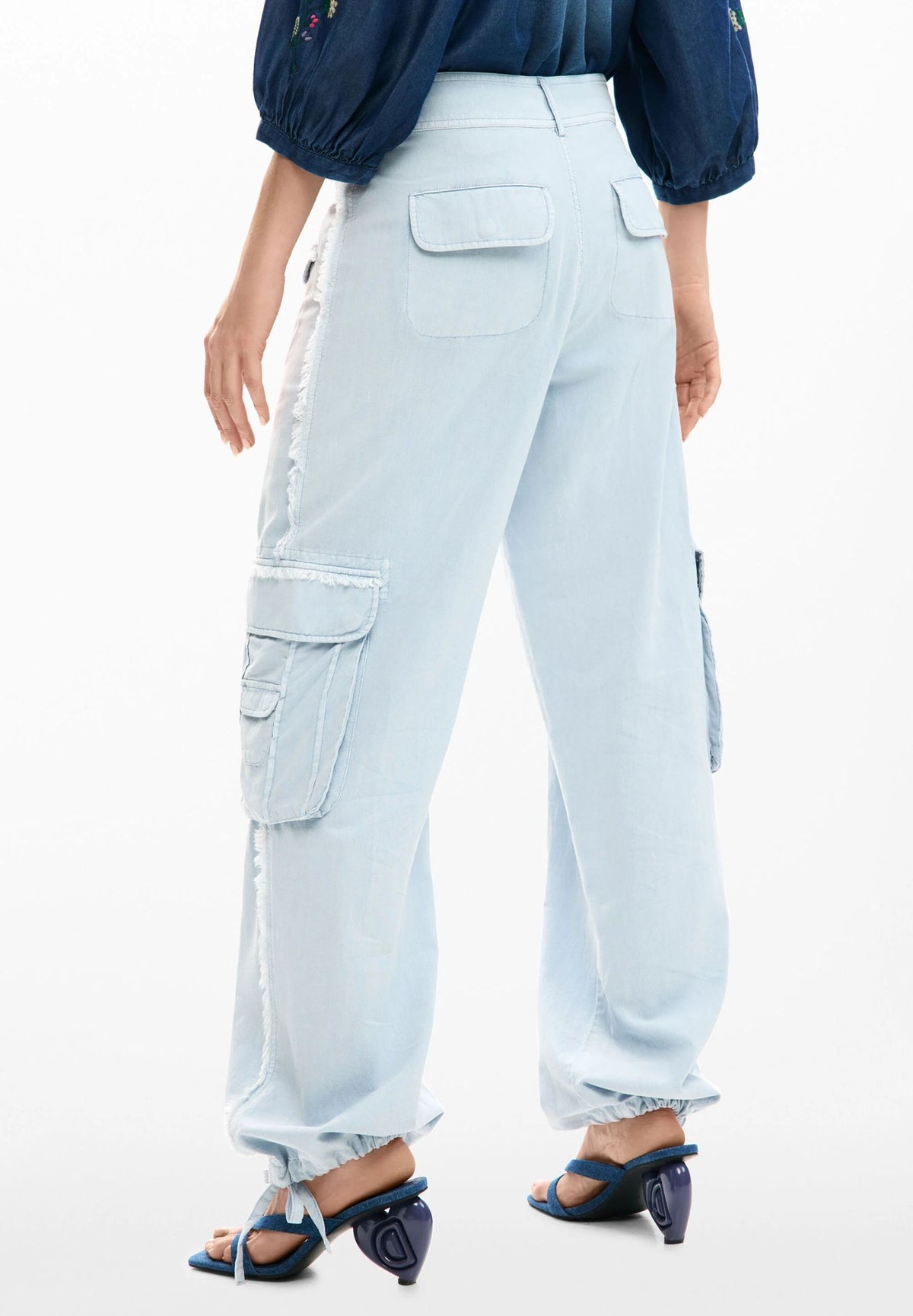 Pantalone stile cargo con tasche 26SWPW25