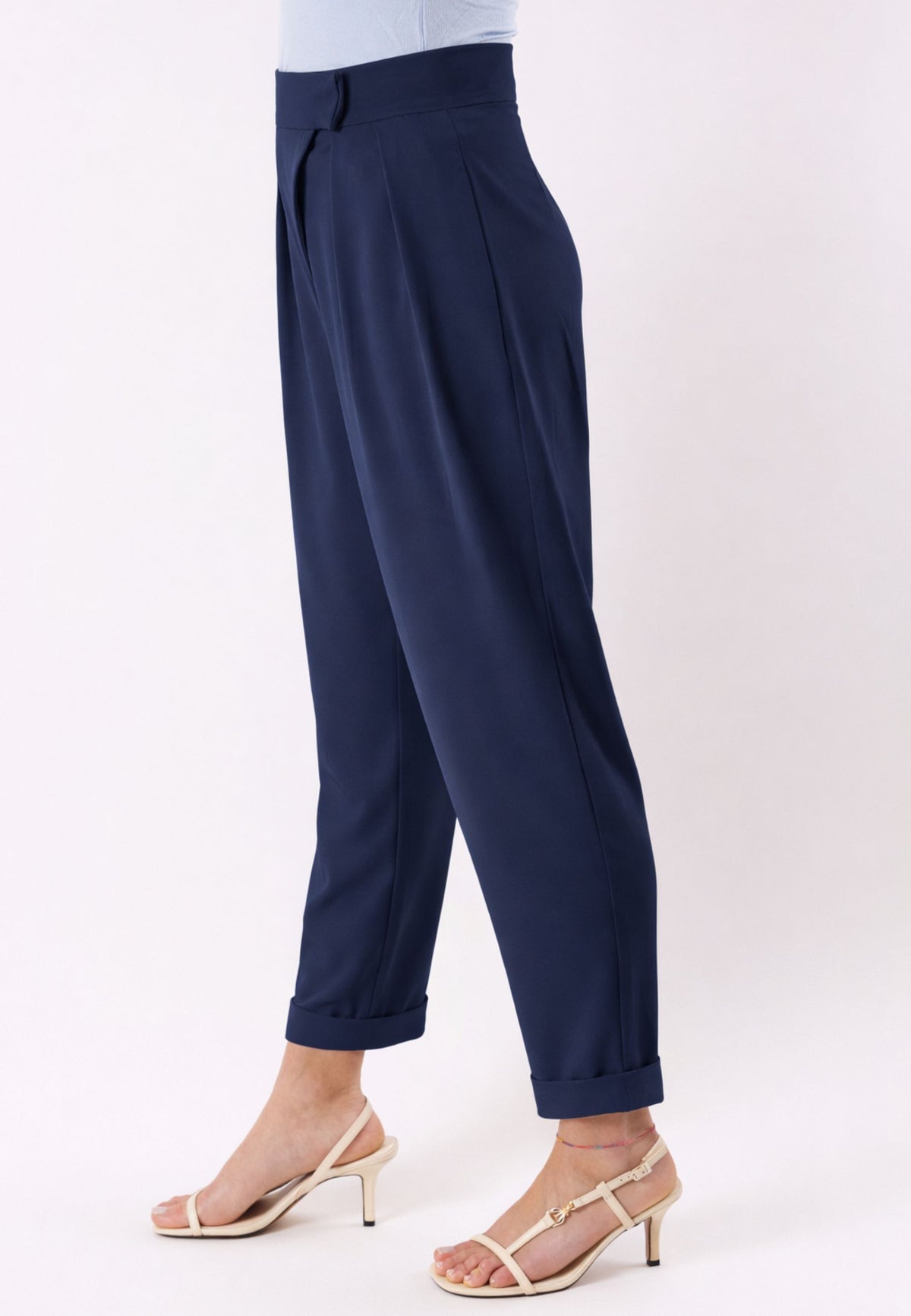 pantalone con pannelli e pieghe frontali PE26009