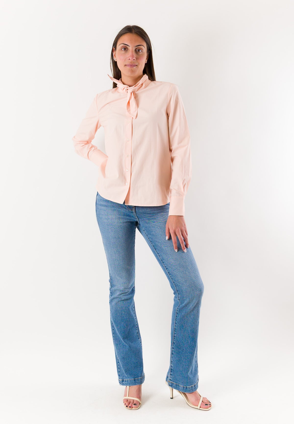 camicia tinta unita con fiocco sul collo RN3000