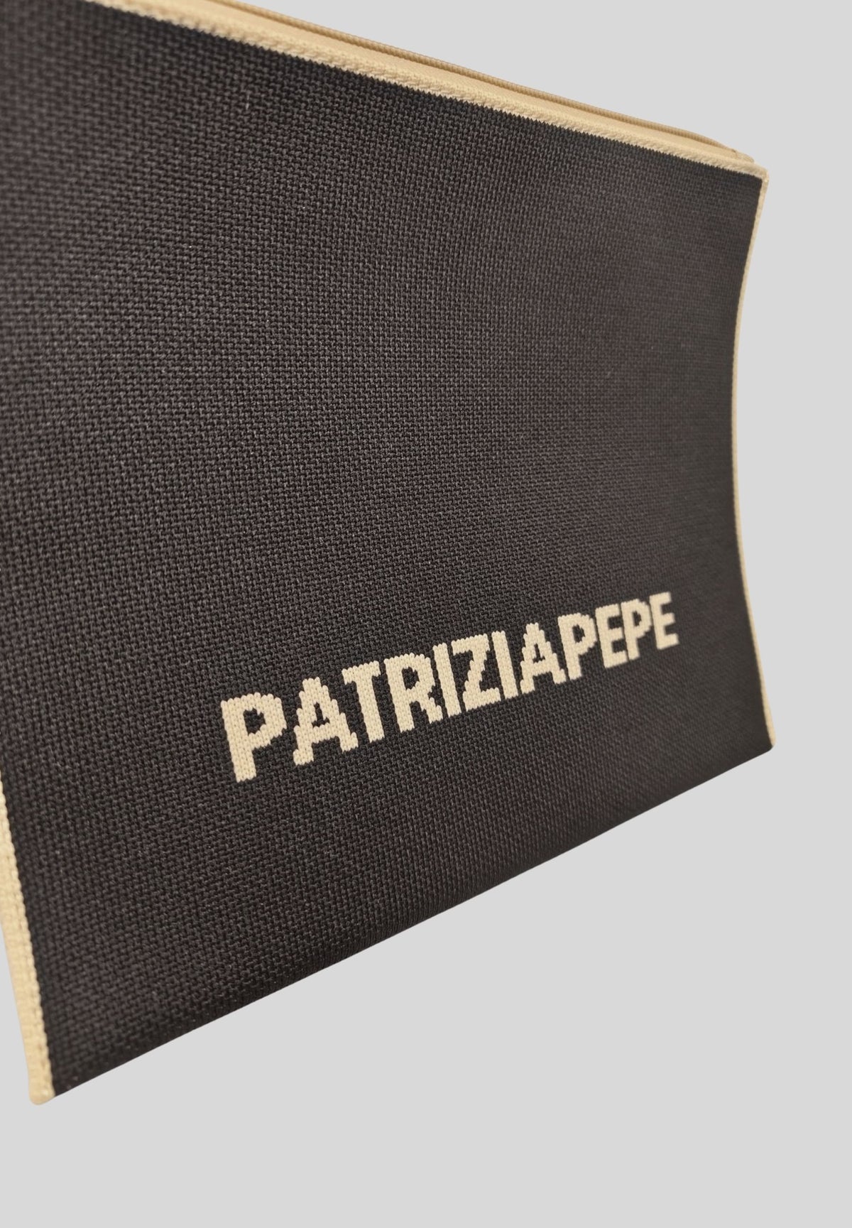 Pochette spaziosa e raffinata 2Q0014