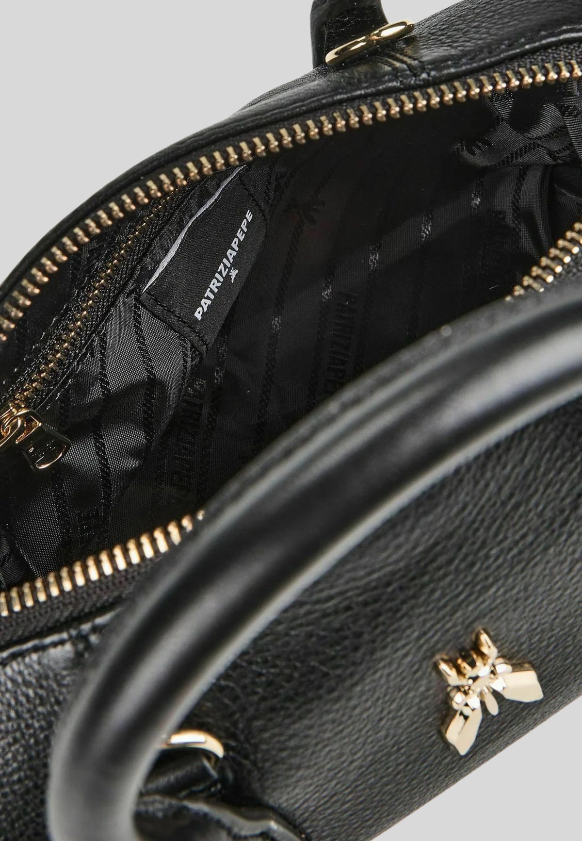 Borsa a Mano Patrizia Pepe in Pelle Nera con Tracolla e Logo Fly 8B0010L162K103